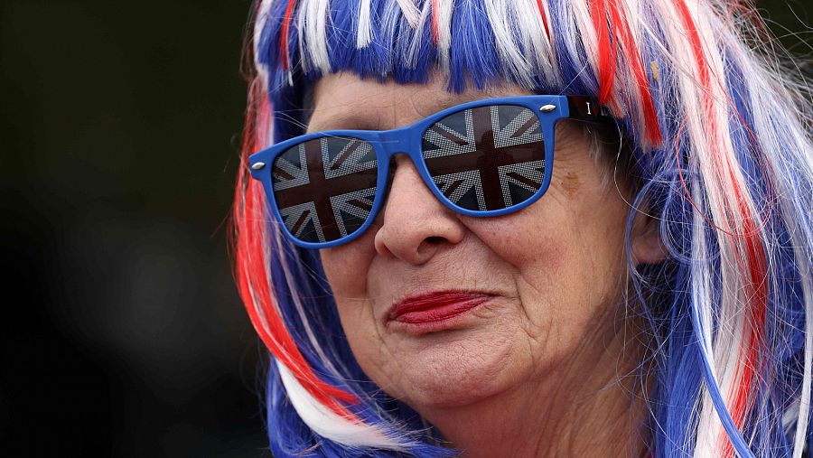 Una mujer con una peluca y gafas de sol con la bandera británica asiste a las celebraciones del Jubileo de Platino de la reina