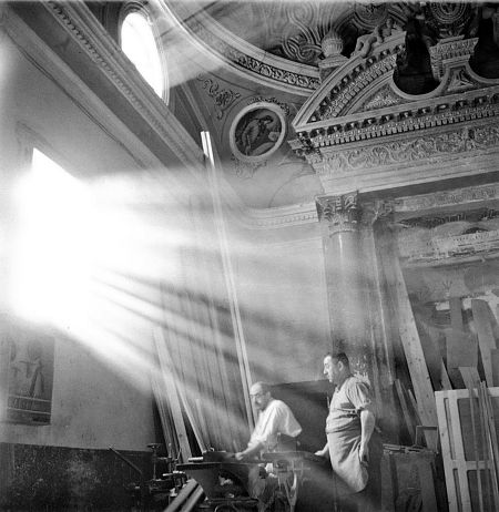Kati Horna, 'Iglesia convertida en carpintería Binefar, Aragón, 1937'