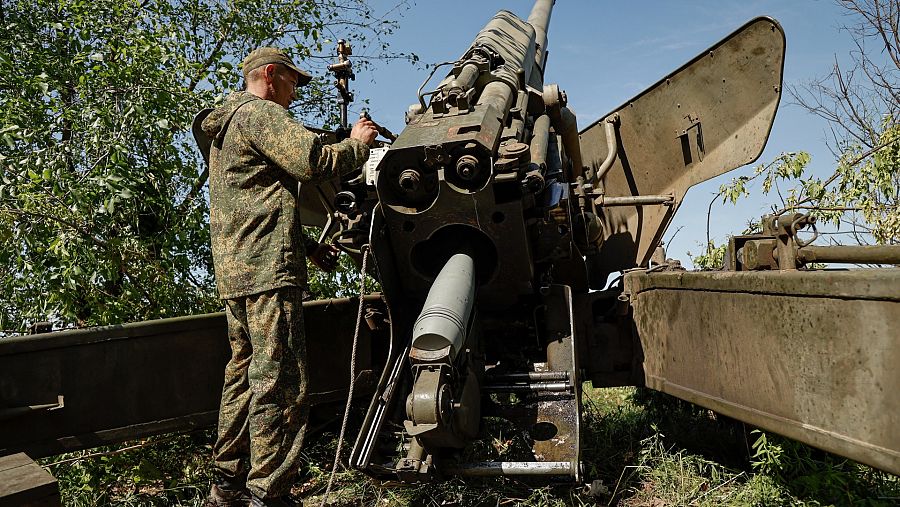 Milicias separatistas prorrusas de Donetsk preparan un cañón cerca de Avdiivka.