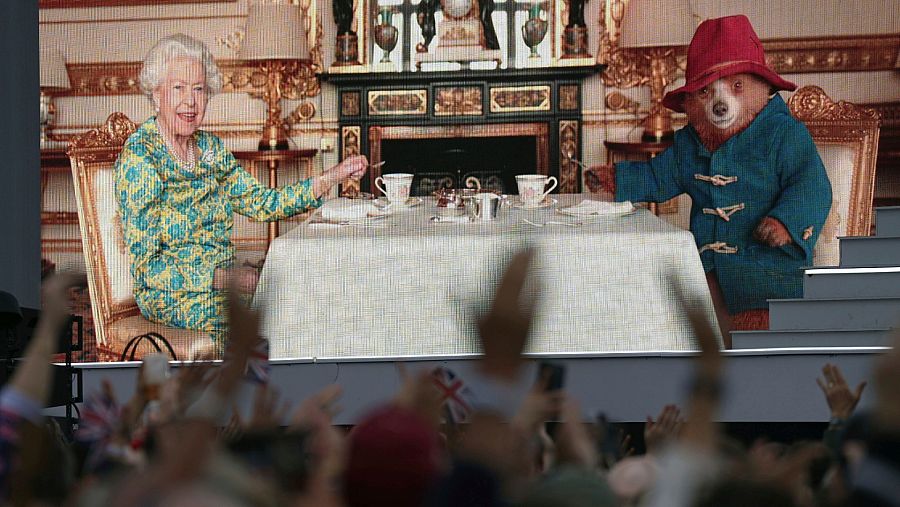 Isabel II toma el té con el oso Paddington
