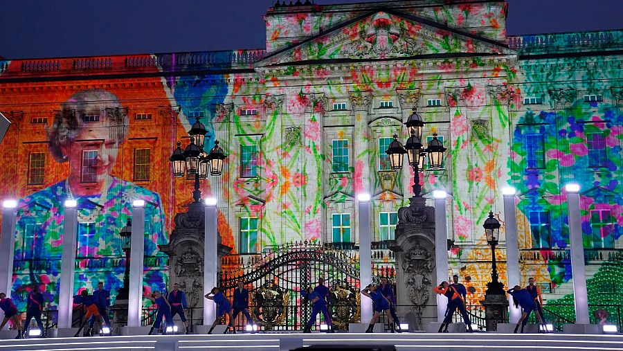 Imágenes de Isabel II proyectadas sobre el palacio de Buckingham