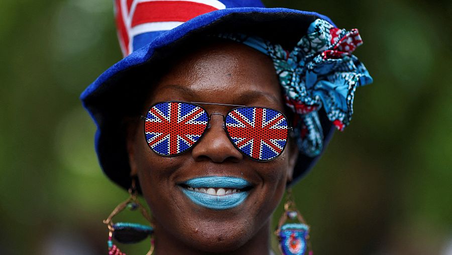Una persona ataviada con los colores de la bandera británica