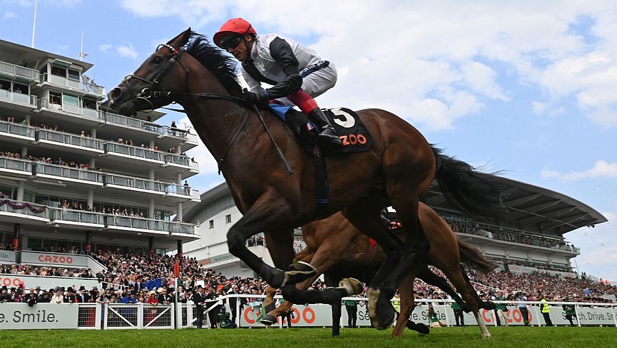 Carrera de caballos en el hipódromo de Epsom