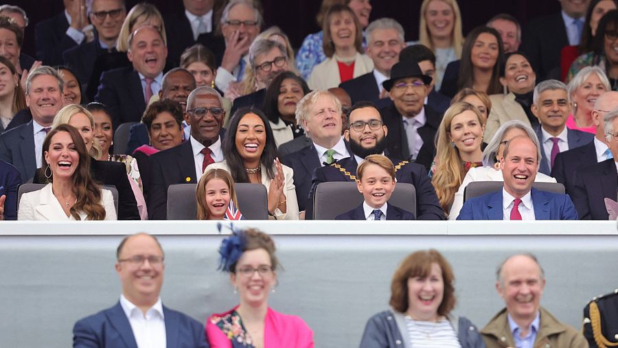 Los duques de Cambridge, Catalina y Guillermo, y sus hijos Charlotte y Jorge siguen el concierto por el Jubileo de Isabel II.