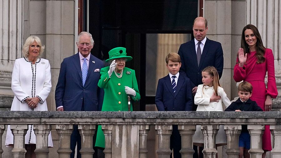 Isabel II, junto a varios miembros de la familia real, saluda desde el balcón del palacio de Buckingham.