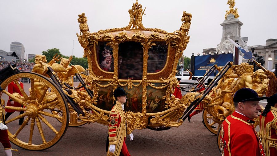 Una carroza dorada con una imagen de Isabel II desfila durante los actos del Jubileo de la reina.