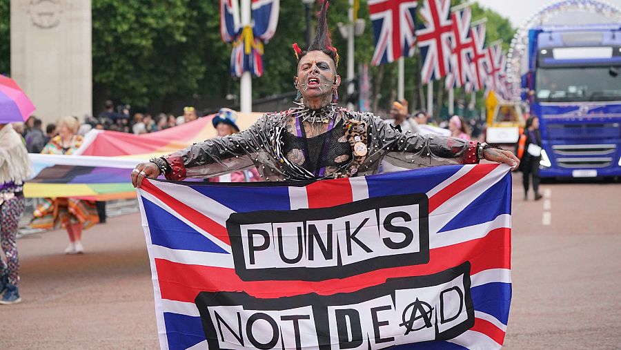 Un hombre, vestido con el clásico atuendo 'punk' británico, participa en el desfile del Jubileo.