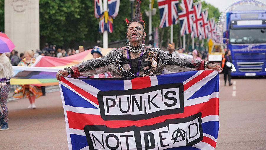 Un hombre, vestido con el clásico atuendo 'punk' británico, participa en el desfile del Jubileo.