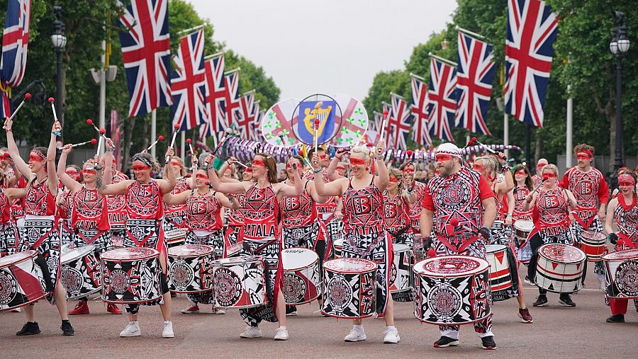 Un grupo de personas baila durante el desfile por las calles de Londres.
