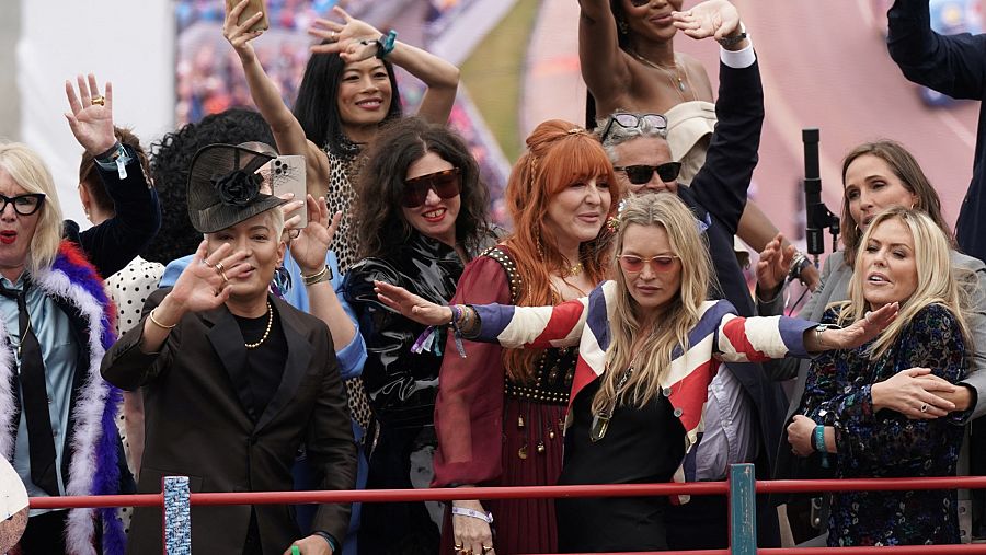 Kate Moss, Naomi Campbell y Patsy Kensit participan en el desfile con motivo del Jubileo.