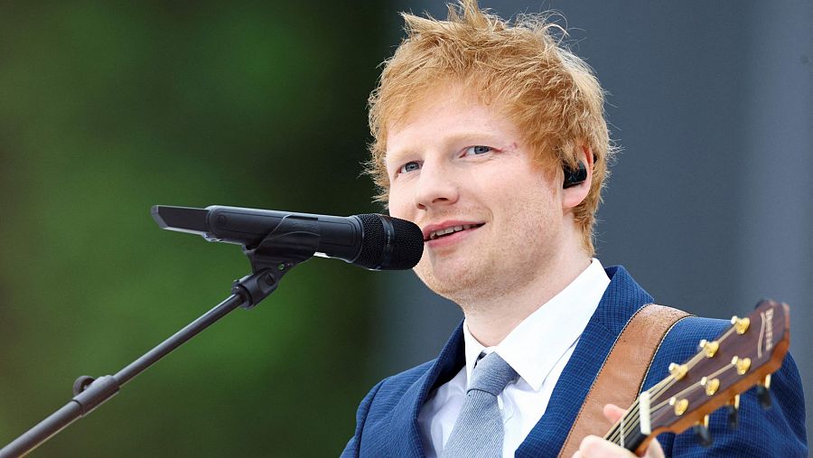 El cantante Ed Sheeran interpreta un tema durante el desfile de este domingo.