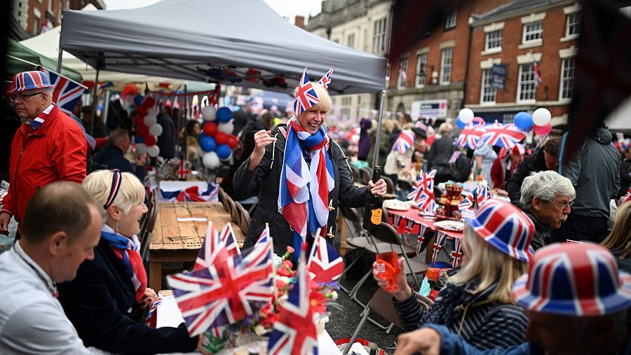 Varias personas particiopan en una fiesta popular en Ashby-de-la-Zouch, en el centro de Inglaterra.