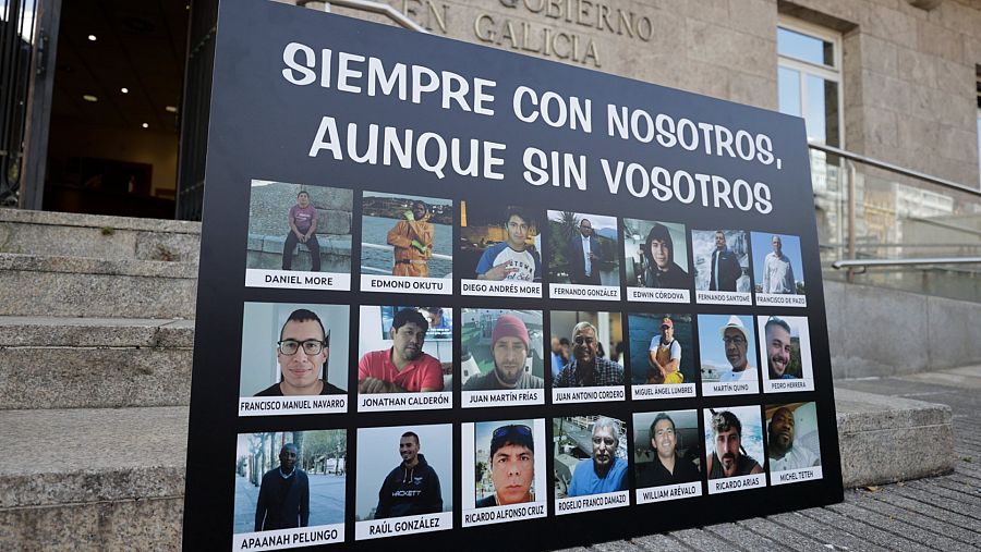 Las fotografías de los 21 fallecidos en el naufragio del Villa de Pitanxo ante la Delegación del Gobierno de A Coruña