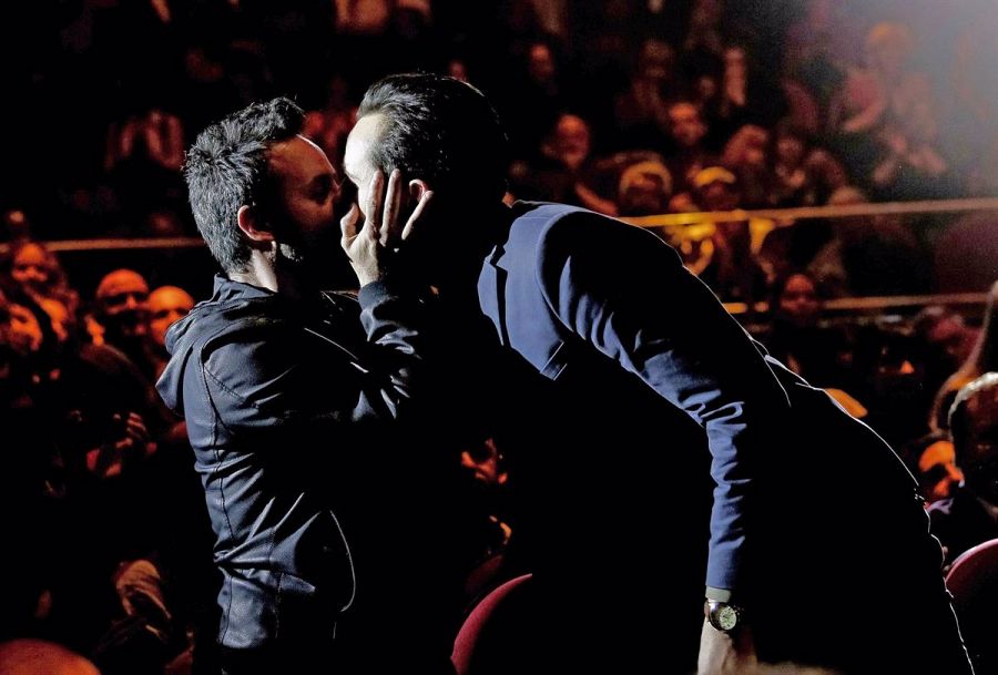 El apasionado beso de Asier Etxeandia con su pareja en los Premios Unión de Actores, 2016
