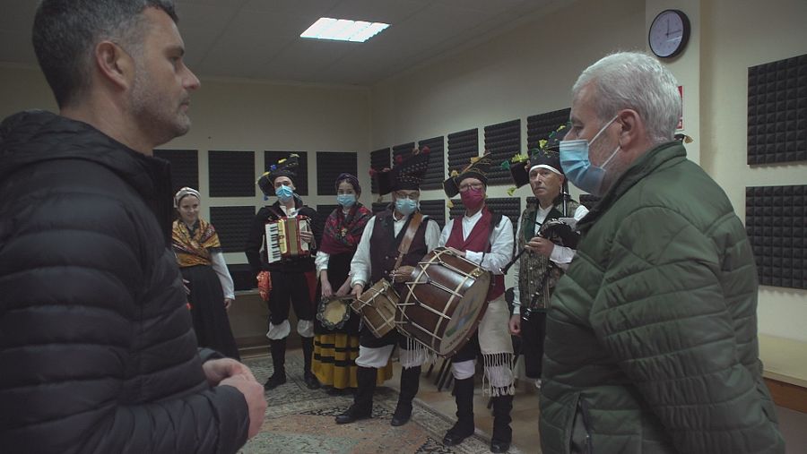 Un reportero de Comando actualidad con un grupo de gaiteros en Cerdedo - Cotobade