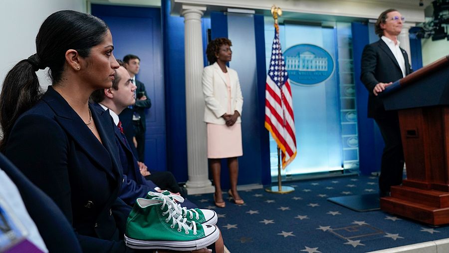 Camila Alves McConaughey, la mujer del actor, con las Converse de la niña asesinada