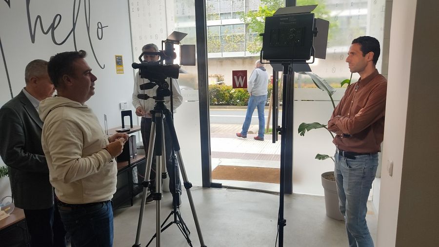 El equipo de RTVE durante la grabación de Emprende en la sede logroñesa de The Wick