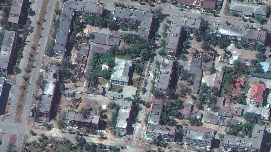 Edificios dañados alrededor de un hospital en Severodonetsk, en una imagen del 6 de junio.