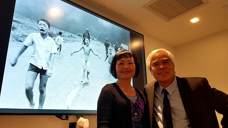 Kim Phuc y Nick Ut, el fotógrafo retirado de la agencia AP que tomó la famosa imagen de la niña del napalm