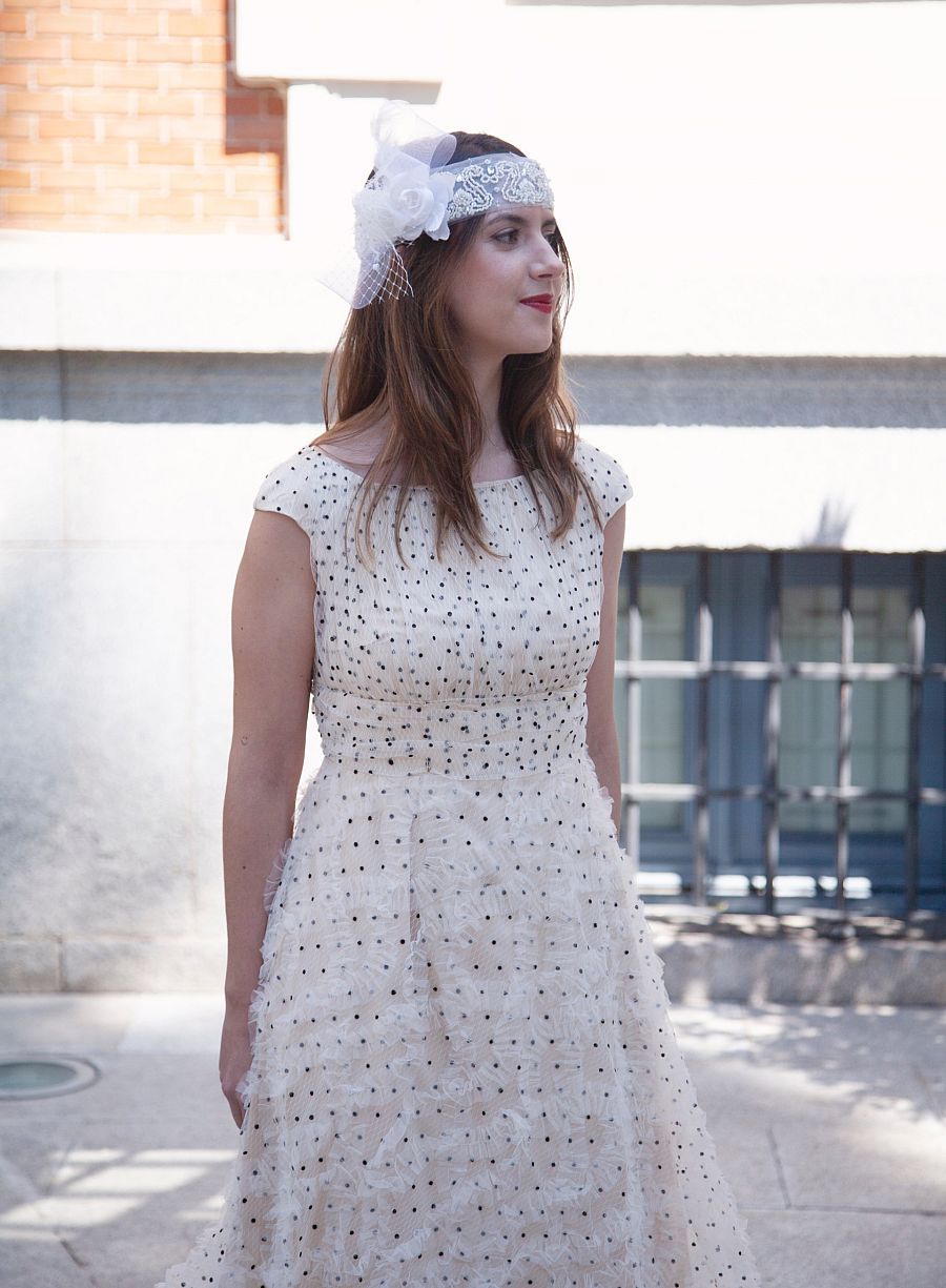 A la hora de elegir el complemento que vamos a llevar en la cabeza debemos buscar el equilibrio entre vestido y complemento