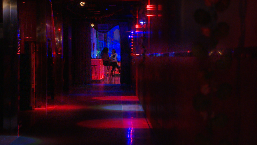 pasillos de un puticlub