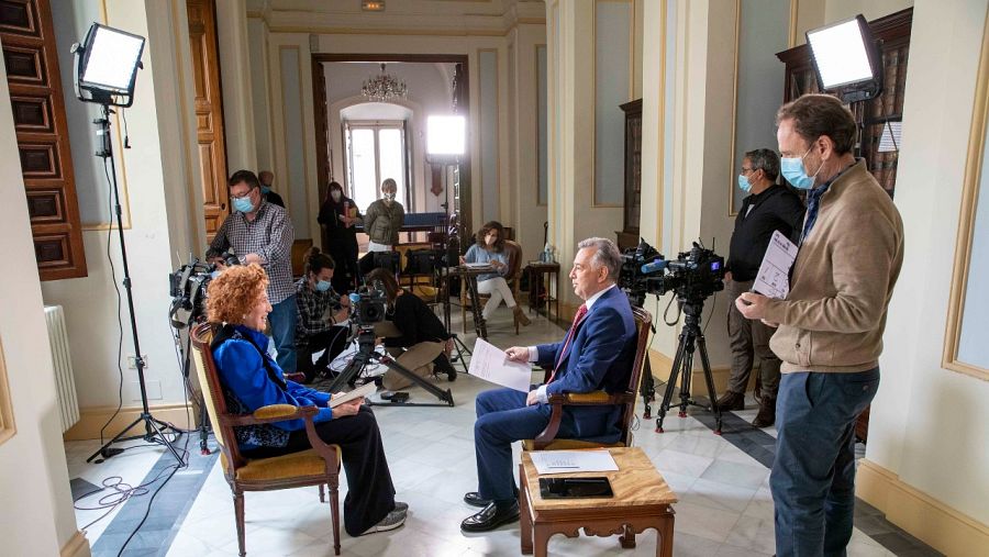 El equipo de RTVE durante la grabación de la entrevista con Carmen Iglesias