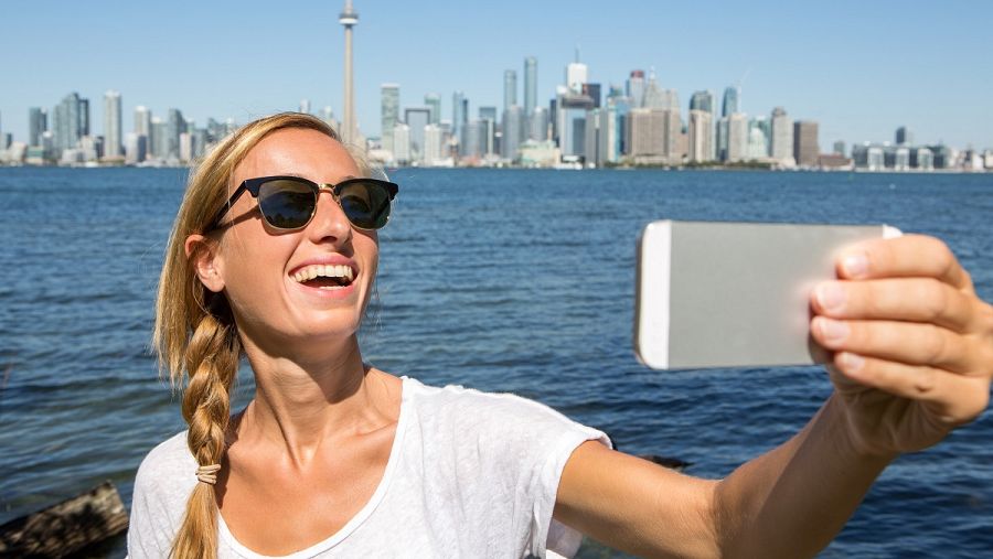 Chica haciéndose un sefie en la ciudad de Toronto