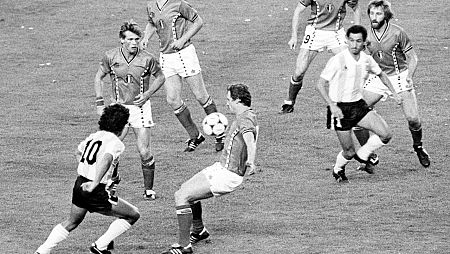 Maradona durante su partido ante Bélgica en el Mundial 82.