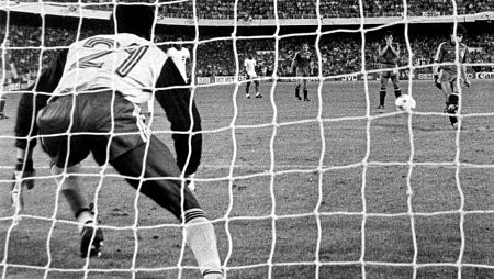 Roberto López Ufarte logra el empate de España ante Honduras en el Mundial 82.