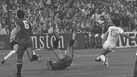 Héctor Zelaya anota el 1-0 de Hondruas ante España en el Mundial 82.