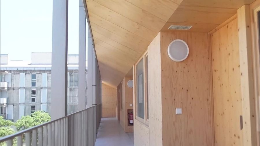 Balcó exterior que connecta les entrades dels pisos del Bloc 6x6