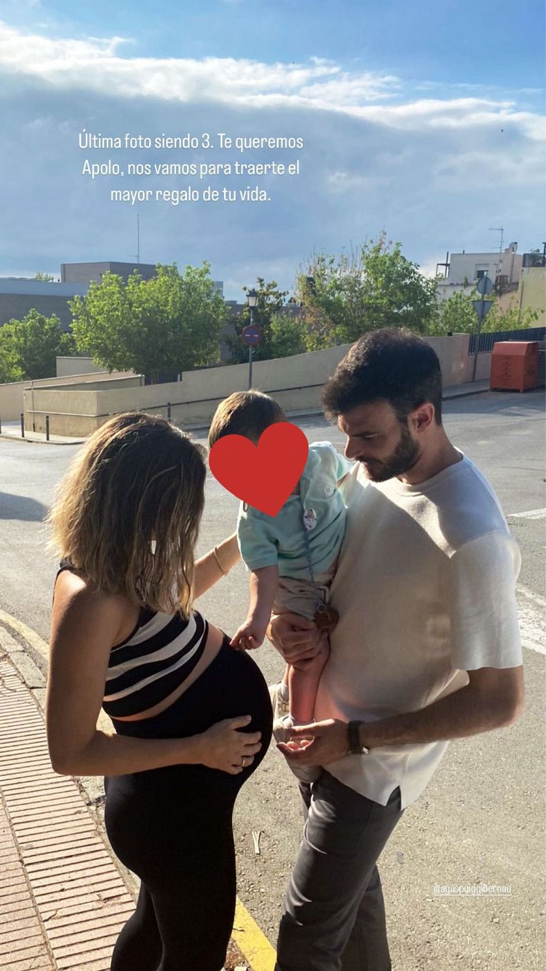 Núria Tomás con su actual pareja y su hijo Apolo