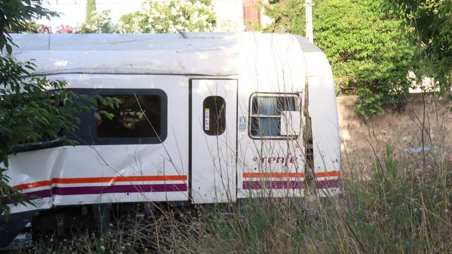 Part davantera del tren que es va accidentar a Vila-seca, amb el morro i el vagó afectats