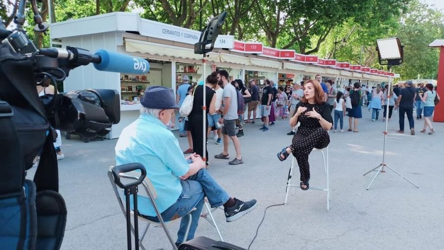 Elvira Lindo contesta las preguntas de Juan Antonio Tirado en la Feria del Libro 2022