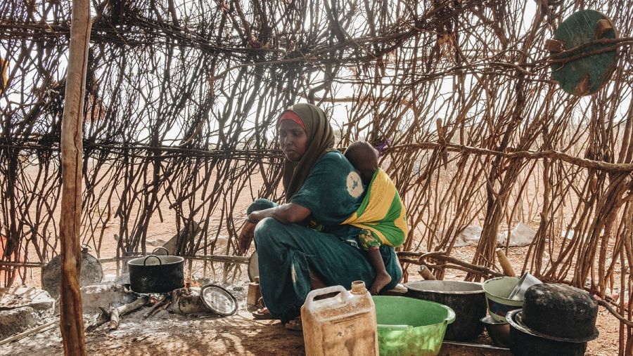 Sowda Omar Abdile prepara té negro en su casa.