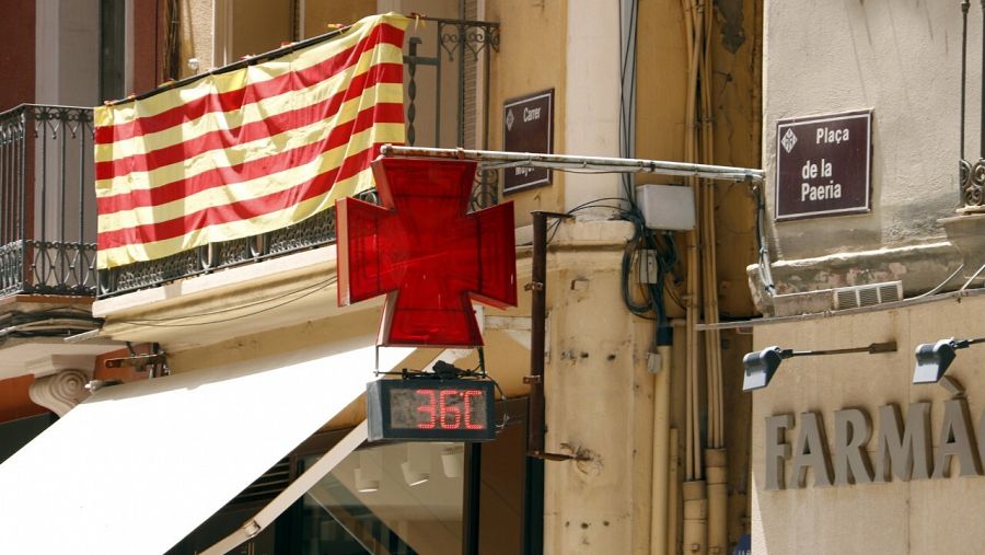 El termòmetre de la farmàcia de la plaça de la Paeria marca 36 graus aquest dilluns