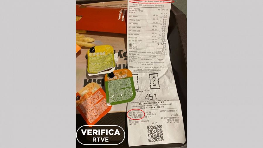 Imagen enviada a VerificaRTVE de tres tapas de salsa con el logo de McDonald's tapado y el ticket con fecha 13 de junio de 2022 con el sello: VerificaRTVE