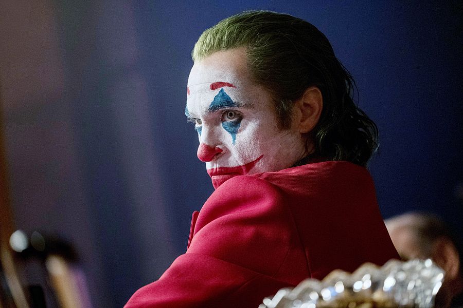 Joaquin Phoenix caracterizado como Joker en la película de Tom Phillips de 2019. Por su interpretación recibió numerosos premios entre ellos, un premio Oscar al mejor actor.