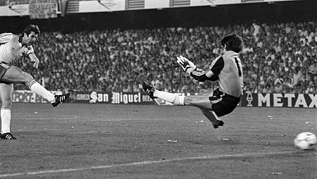 El norirlandés Armstrong bate a Arconada en el Estadio Luis Casanova.