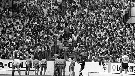 Protestas del público del Molinón en el Alemania-Austria del Mundial 82.