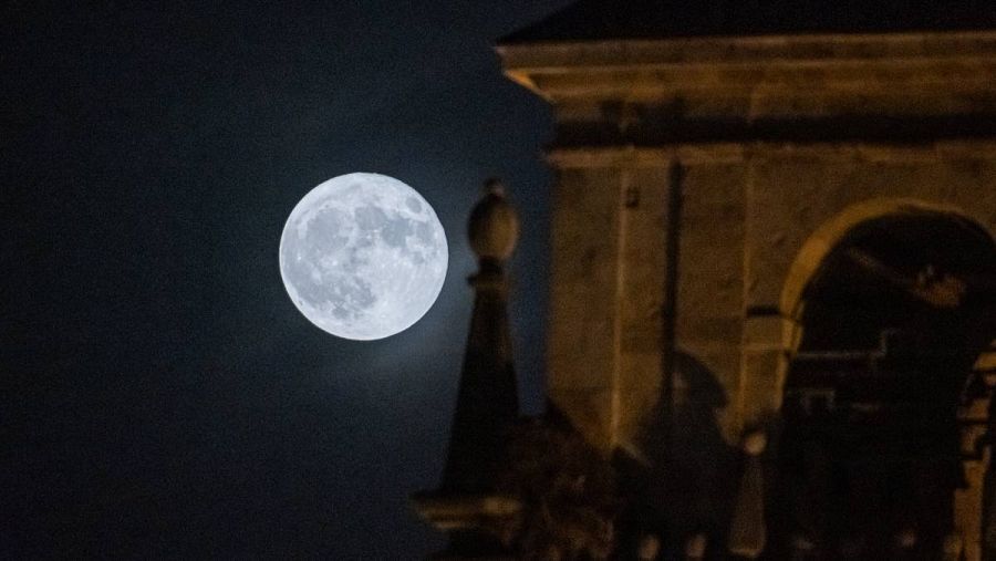 Vista de la última luna llena de esta primavera, conocida como 