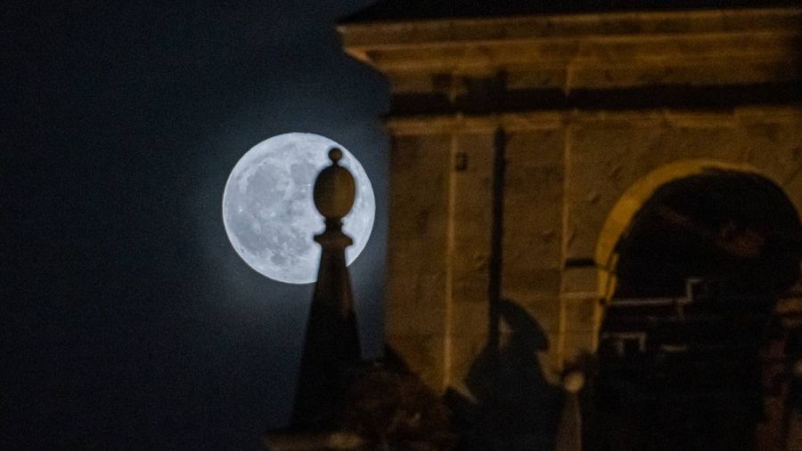 Vista de la última luna llena de esta primavera, conocida como 