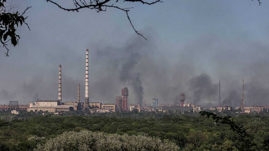 Columnas de humo en la planta de Azot, en Severodonestk, el pasado 10 de junio