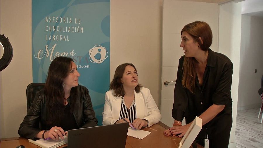 Las dos abogadas, sentadas detrás de una mesa, atienden a la reportera de RTVE