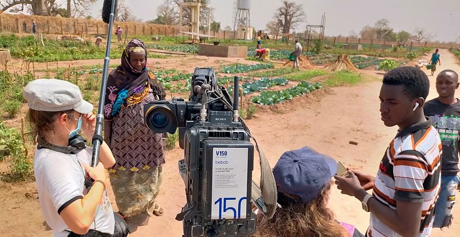 El equipo de TVE enviado a Gambia durante una entrevista en Jamali