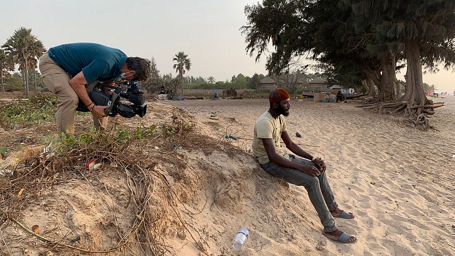 Reportero tve graba a Salim en la playa