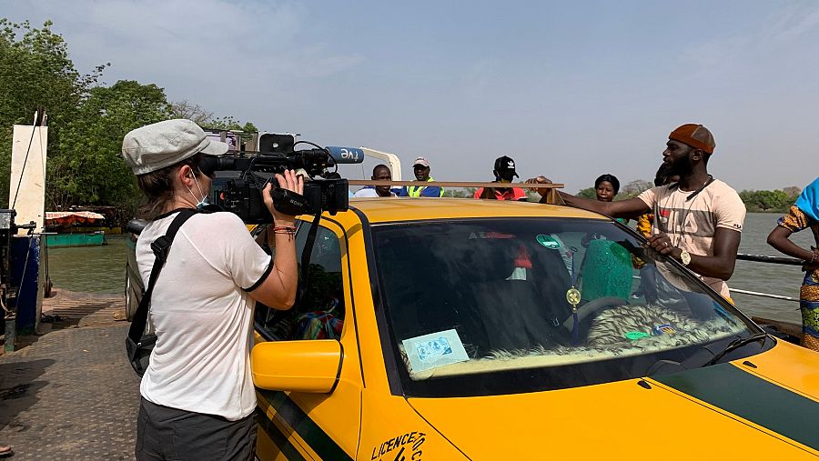 El equipo de TVE graba a Salim con su taxi