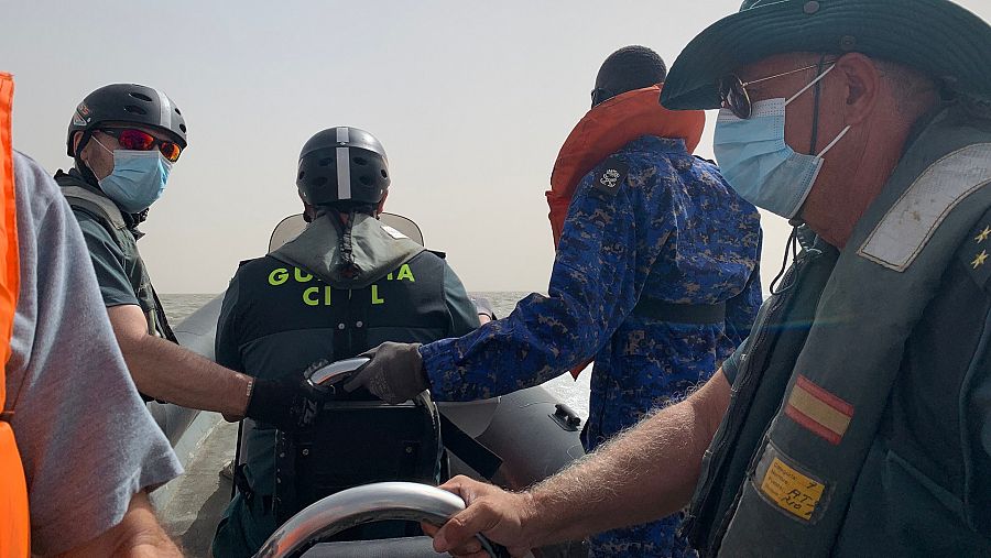 Miembros de la Guardia Civil junto al ejército de Gambia vigilan la costa para protegerla de los traficantes