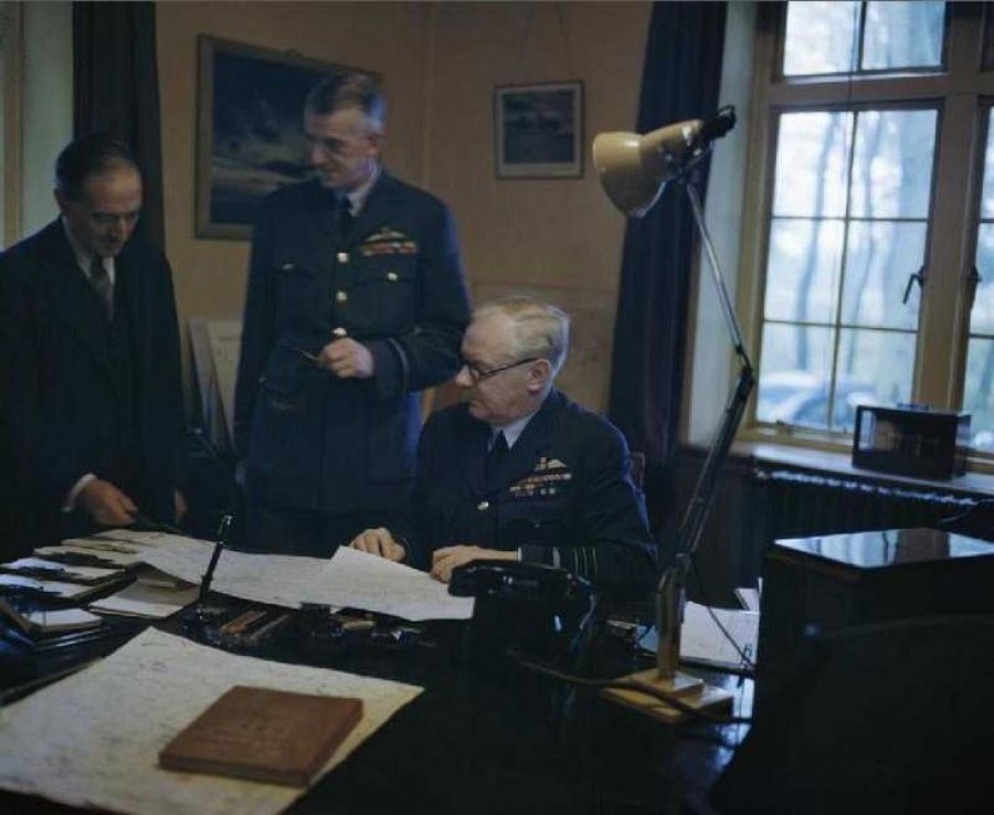 El mariscal de la aviación británica Arthur Harris despaca con sus colaboradores durante la II Guerra Mundial