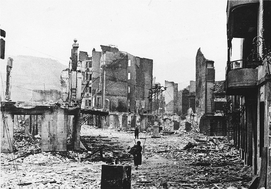 Arthur Harris, máximo responsable de los aviones bombarderos de la RAF, estudió la destrucción de Gernika por parte de lois alemanes para saber porqué eran tan destructivos